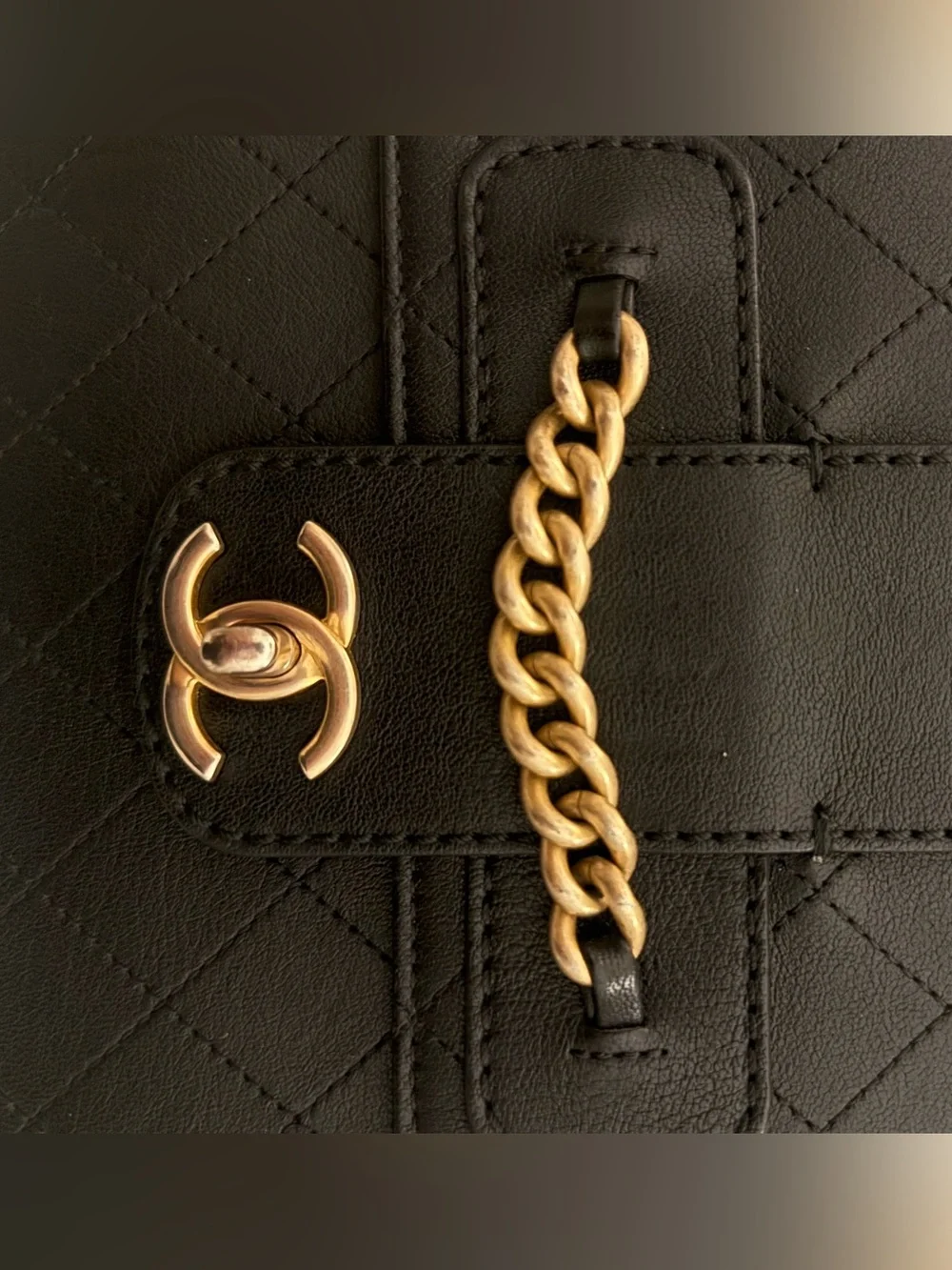 CHANEL Black Quilted Leather Shoulder Bag with Gold Chain